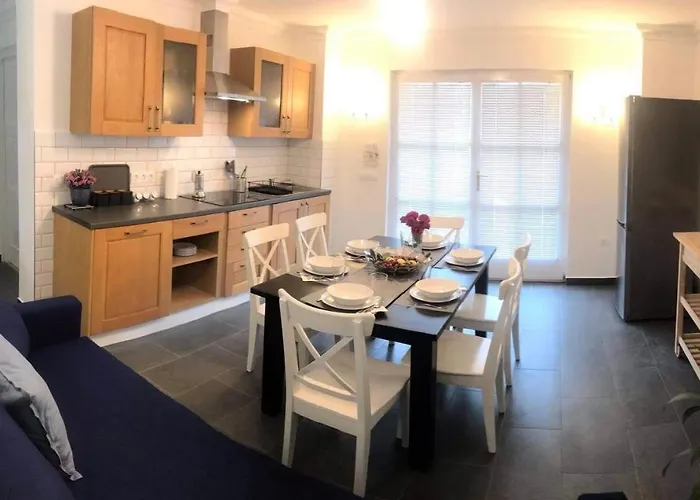 The Blue Akarattya بالاتونكينيشي